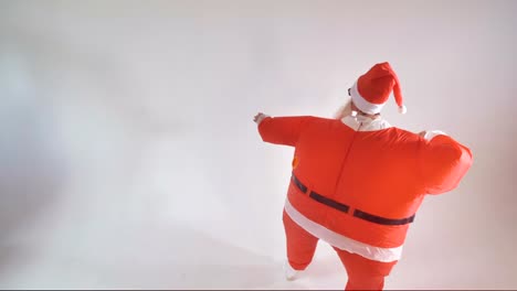 Santa-Claus,-die-Spaß-machen,-lustig-tanzen-bewegt-sich-auf-einem-weißen-Hintergrund.-4K.