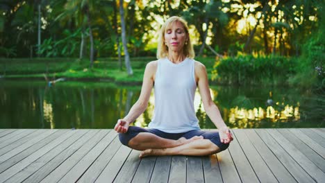 Mujer-practicar-Yoga