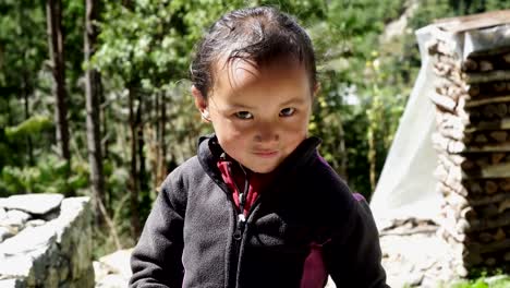 Himalayan-children-in-the-mountain-village