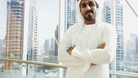 Retrato-emiratí-negocio-Ejecutivo-uso-nacional-Vestido-de-Dubai