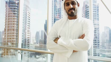 Porträt-emiratischen-Business-executive-tragen-nationale-Kleid-Dubai