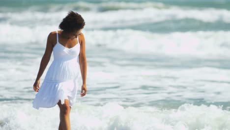 Porträt-von-attraktiven-Frau-genießen-Wellen-am-Strand