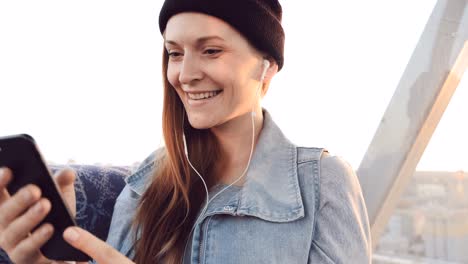 Mujer-usando-teléfono-inteligente