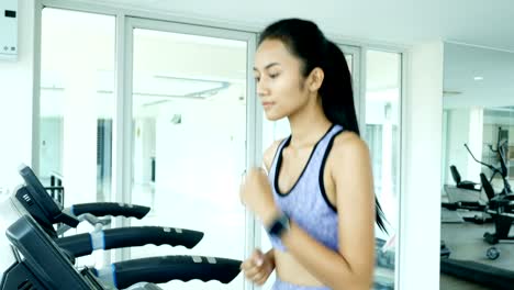 Asiatische-Frau-Übung-im-Fitnessstudio.-Sport-und-Reaktion-Konzept.-4k-Auflösung.