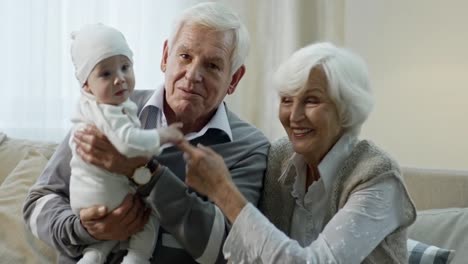 Abuelos-con-el-bebé-mirando-a-cámara