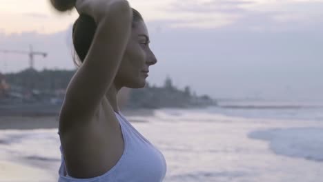 Frau,-die-Vorbereitung-für-die-Meditation-am-Strand