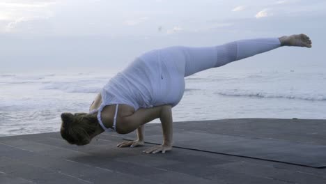 Frau-dabei-balancieren-Yoga-Pose