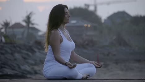 Mujer-consciente-meditación-al-aire-libre