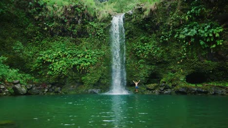 Tropischer-Wasserfall-Abenteuer