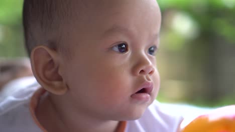 Niño-feliz-retrato-jugando-sola