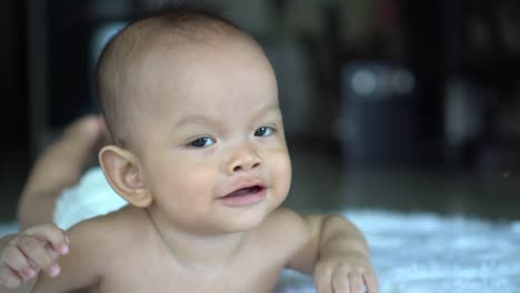 Niño-feliz-retrato-jugando-sola