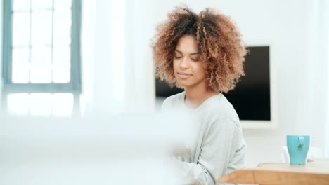 Lächelt-glücklich-Afro-Amerikanerin-mit-Tablet-pc-zu-Hause.