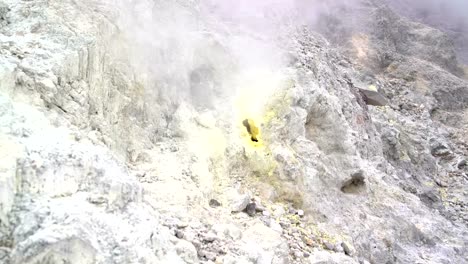 Fumarola-en-el-cráter-de-un-volcán