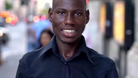 Joven-negro-americano-hombre-de-la-calle-sonriendo-a-cámara