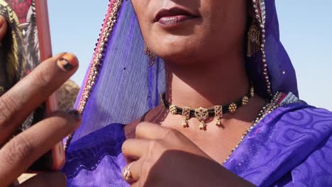 Hermosa-mujer-de-Rajasthani-utilizando-su-teléfono-celular-inteligente-como-un-espejo