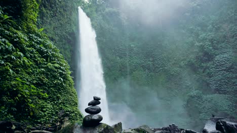 Wasserfall-und-Steinen-in-Bali,-Indonesien.-Wald-und-Wasserfall-in-tropischen-Insel