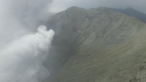 Cráter-del-volcán-de-bromo-en-este-Jawa,-Indonesia.