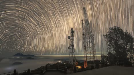 Monte-Bromo-brumosa-noche-estrellas-trail-Time-lapse-videoclip,-Indonesia