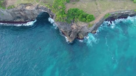 Vista-aérea-de-cámara-drone-4k.-Costa-rocosa-con-acantilados,-mar-navegar-con-oleaje-en-la-costa,-Nusa-Penida,-Pasih-Uug,-playa-de-rota.