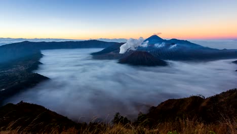 Volcán-Bromo-amanecer-histórico-naturaleza-recorrido-lugar-del-lapso-de-tiempo-de-4K-de-Indonesia