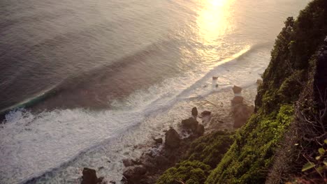 Puesta-del-sol-o-amanecer-en-el-acantilado-con-el-mar-y-las-rocas