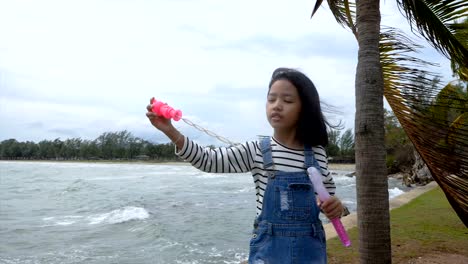 Slow-Motion-asiatische-Mädchen-spielen-Bubble-Ballon-fast-am-Strand