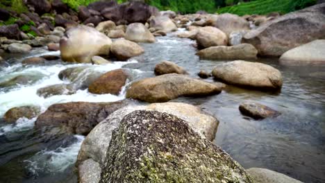 Flujo-de-agua-de-la-naturaleza-de-la-montaña-pasar-muchos-rock-al-río-en-la-aldea-pequeña-del-país.-Sonido-de-cascada-caía-descansar-tranquilo-y-Pacífico.