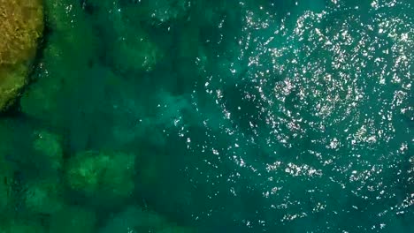 4K-Luftbild-fliegen-über-das-Meer,-türkisfarbenen-Meeresoberfläche