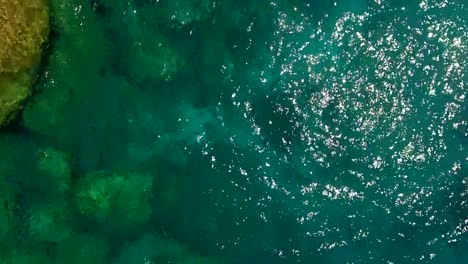 Vista-aérea-de-4K-volar-sobre-el-mar,-la-superficie-del-mar-turquesa