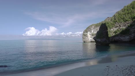 Playa-en-la-sombra-y-las-nubes-sobre-el-océano