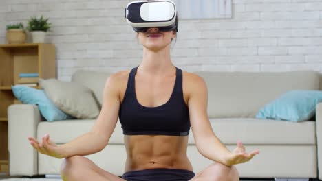 Frau-im-VR-Brille-mit-Meditation-Entspannung