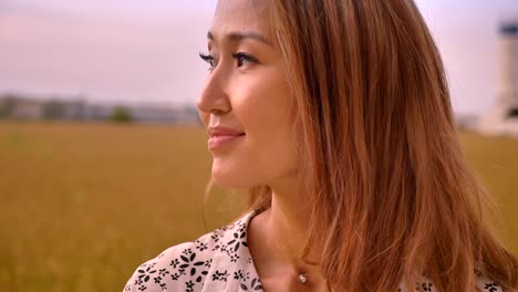 impresionante-chica-feliz-mirando-en-la-visión-de-la-naturaleza-y-sonriendo