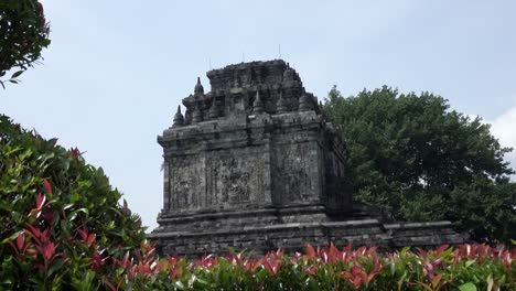 Borobudur,-o-Barabudur-es-un-templo-de-budista-Mahayana-del-siglo-9-en-Magelang,-Java-Central,-Indonesia