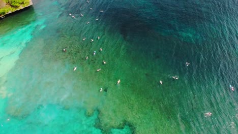 Tropischen-Ozean-mit-türkisfarbenem-Wasser-und-Surfer.-Luftbild