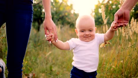 Familie-(Vater,-Mutter-und-Sohn)-Spaziergang-im-Wald-Hintergrund.-Slow-motion