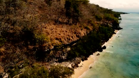 4K-Drohne-Aufnahmen-von-Menjangan-Island-Shore-Bali-kristallklares-Wasser