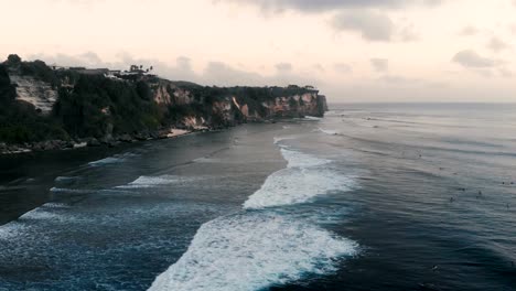 4K-Drohne-Aufnahmen-von-Uluwatu-Beach-am-späten-Abend-Bali