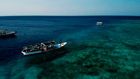 4K-Drohne-Aufnahmen-von-Menjangan-Island-Shore-Bali-kristallklares-Wasser