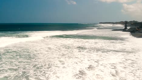 4K-abejón-secuencias-de-Canggu-orilla-en-la-playa-de-Bali-Indonesia