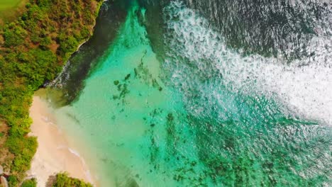 Hermosa-playa-tropical-y-agua-del-mar-color-turquesa-con-olas,-vista-aérea.