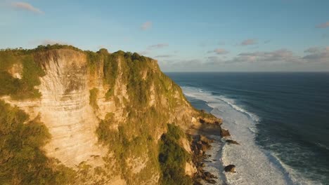 Felsige-Küste-auf-der-Insel-Bali.-Luftbild