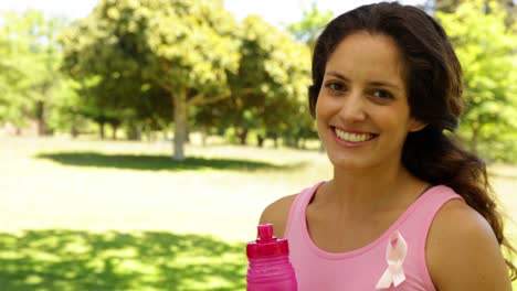 Glückliche-Frau-tragen-pink-für-Brustkrebs-in-das-Bewusstsein-Trinkwasser