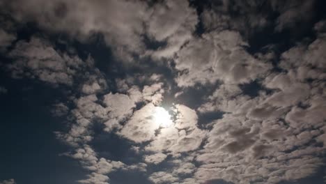 Un-lapso-de-tiempo-tiro-de-la-luna-en-una-Noche-nublada