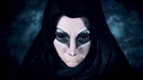 4-k-Halloween-und-Horror-Frau-Alien-Öffnung-Blackout-Augen