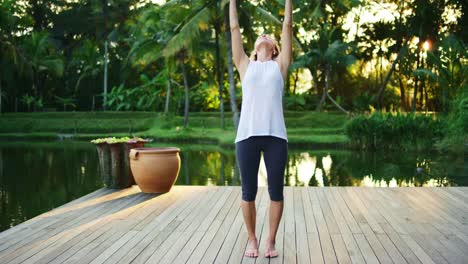 Frau-üben-Yoga-