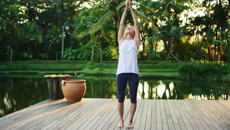 Frau-üben-Yoga-