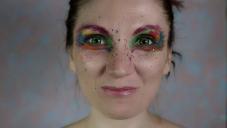 4-tiro-de-k-de-una-mujer-con-maquillaje-multicolor-comer-zanahoria