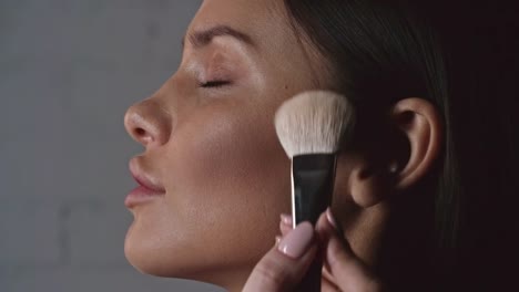 Contouring-Cheeks-with-Bronzer