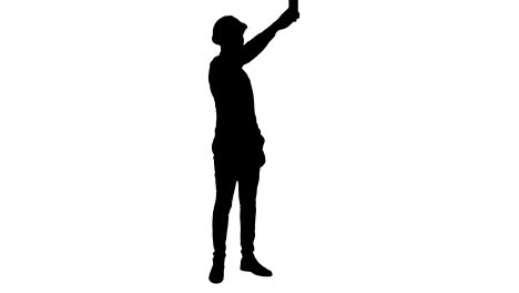 Silhouette-trabajador-de-la-construcción-sonriente-usando-el-teléfono-para-tomar-selfies