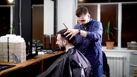 Ein-Besucher-von-einem-Barbershop-will,-um-eine-modische-Frisur-im-Barbershop,-ein-erwachsener-Mann-erwartet,-dass-der-Haaransatz-zu-kürzenden